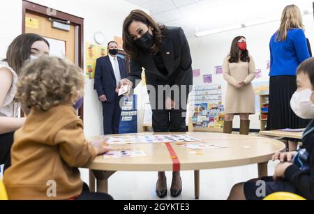 Little Falls, États-Unis.08 octobre 2021.Le vice-président américain Kamala Harris (C) joue au bingo avec des enfants dans une salle de classe lors d'une visite au centre pour enfants Ben Samuels de l'Université d'État de Montclair à Little Falls, New Jersey, le vendredi 8 octobre 2021.Harris et Murphy ont également participé à une table ronde sur l'investissement fédéral dans la garde d'enfants.Photo par Justin Lane/UPI crédit: UPI/Alay Live News Banque D'Images