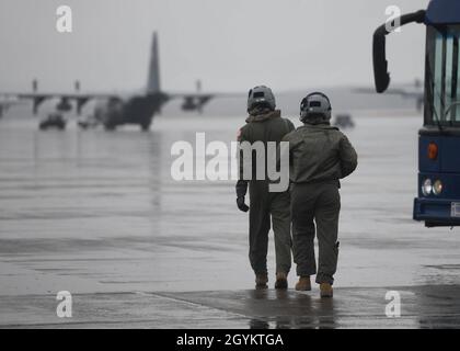 Deux aviateurs du 61e Escadron de transport aérien marchent vers un autobus qui les transportera vers une ligne de décontamination au cours d'un exercice d'entraînement de récupération d'aéronefs radiologiques à la base aérienne de Little Rock, Arkansas, le 23 janvier 2020.La 19e Escadre de transport aérien continue de forger la préparation chimique, biologique, radiologique et nucléaire grâce à sa capacité mensuelle de survivre et d'exploiter les rodéos (ATSO).(É.-U.Photo de la Force aérienne par Airman 1ère classe Jayden Ford) Banque D'Images