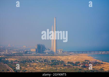 Cheminées de centrale électrique d'Orot Rabin et son quai à charbon en Israël Banque D'Images