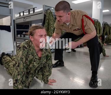 200123-N-BM202-1347 GREAT LAKES, Illinois (janv23, 2020) le compagnon de machiniste de 2e classe Brady Arentz motive une recrue au cours d'un exercice de formation pédagogique au commandement de la formation de recrue.Plus de 35,000 recrues s'entraînent chaque année dans le seul camp de la Marine (États-UnisPhoto de la marine par le spécialiste des communications de masse première classe Camilo Fernan) Banque D'Images