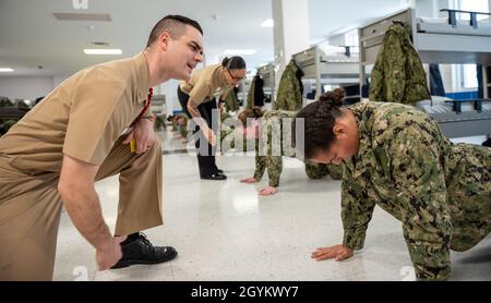 200123-N-BM202-1330 GREAT LAKES, Illinois (janv23, 2020) les commandants de division recrutent les recrues lors d'un exercice d'instruction au Commandement de l'instruction Recruit.Plus de 35,000 recrues s'entraînent chaque année dans le seul camp de la Marine (États-UnisPhoto de la marine par le spécialiste des communications de masse première classe Camilo Fernan) Banque D'Images