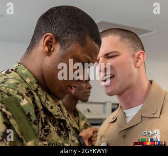 200123-N-BM202-1259 GREAT LAKES, Illinois (janv23, 2020) le compagnon de machiniste de 2e classe Brady Arentz motive une recrue au cours d'un exercice de formation pédagogique au commandement de la formation de recrue.Plus de 35,000 recrues s'entraînent chaque année dans le seul camp de la Marine (États-UnisPhoto de la marine par le spécialiste des communications de masse première classe Camilo Fernan) Banque D'Images