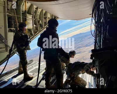 Des aviateurs affectés au 88e Escadron d'essais et d'évaluation, détachement 1, base aérienne de Davis-Monthan, en Arizona, font l'essai en déposant un article de l'an HC-130J.Le 88e TES, qui fait partie de la Force d'essai combinée du CCRS, est responsable de tous les essais, évaluations et élaboration de tactiques pour la recherche et le sauvetage au combat.(É.-U.Photo de la Force aérienne par 1st Lt Savanah Bray) Banque D'Images