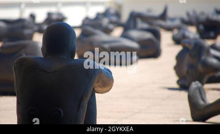 Installation de la « masse critique » d'Antony Gormley sur le toit du magnifique pavillon Art déco de la Warr à Bexhill on Sea Banque D'Images