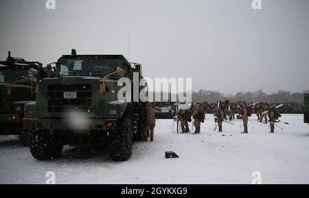 Les marines des États-Unis de Golf Company, 2ème Bataillon, 3ème Régiment maritime, 3ème Division marine, se mettent en camions de 7 tonnes pour se déplacer dans une zone où ils peuvent mener une formation bilatérale de patrouille de ski avec Des Soldats de la 5ème Brigade, la Force d'autodéfense au sol du Japon (JGSDF), pendant l'exercice Northern Viper sur Hokudaien Training Area, Hokkaido, Japon, 24 Janvier 2020. Northern Viper est un exercice d'entraînement régulier conçu pour améliorer les capacités de défense collective de l'Alliance des États-Unis et du Japon en exposant les membres des deux forces à une formation intense dans un environnement austère, leur permettant de p Banque D'Images