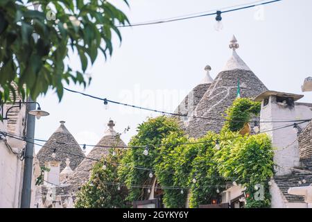 Groupe de belles Trulli, traditionnel Apulian mur hutte huttes anciennes maisons avec un toit conique à Alberobello, Puglia, Italie Banque D'Images