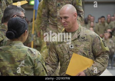 SPC.Thomas P. Ogden, 87e Bataillon de soutien au combat, 77e Brigade de soutien, a terminé le cours de chef de base (BLC) au Camp Buehring (Koweït), le 24 janvier 2019.Le BLC est le premier cours du système d'éducation des officiers non commissionnés de l'armée américaine.(É.-U.Photos de la réserve de l'armée par Sgt.Anthony Steglik) Banque D'Images