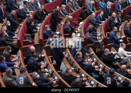 Kiev, Ukraine.08 octobre 2021.KIEV, UKRAINE - 08 OCTOBRE 2021 - les députés votent pendant la séance parlementaire de Kiev, capitale de l'Ukraine crédit: UKRINFORM/Alay Live News Banque D'Images