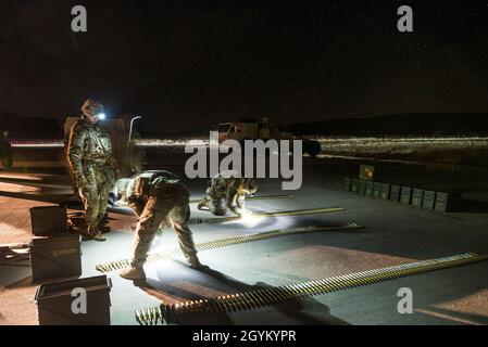 Les membres de Charlie Battery, 2e Bataillon, 44e Régiment d'artillerie de défense aérienne, se préparent à recharger le système de contre-fusée, d'artillerie et de mortier pendant les essais de nuit du C-RAM à fort Sill, en Oklahoma, le 24 janvier 2020.Les rondes étaient déballées, mises en place, comptées et inspectées avant d'être chargées. Banque D'Images