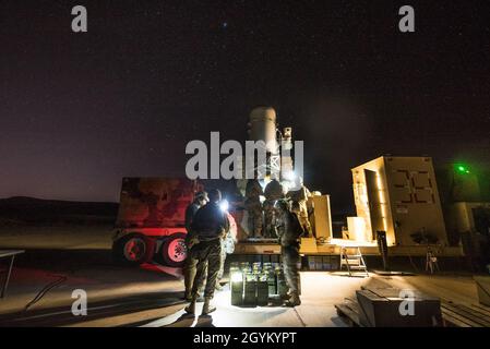 Les soldats commencent à recharger le système de contre-fusée, d'artillerie et de mortier pendant les essais nocturnes de C-RAM à fort Sill, en Oklahoma, le 24 janvier 2020.Les tests permettent de s'assurer que les soldats sont prêts à défendre les actifs américains dans un environnement de déploiement. Banque D'Images