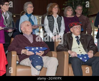 Assis de gauche à droite, Robert Fahey et George Wilcox, anciens combattants de la Seconde Guerre mondiale et de la guerre de Corée, écoutent lors de leur remise de médailles avec des membres de leur famille le 24 janvier 2020, lors d'une cérémonie à Williamsville, New York (États-Unis)Photo de la Force aérienne par Peter Borys) Banque D'Images