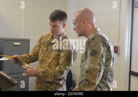 Le Centre fiscal de Hunter Army Airfield, Savannah, Géorgie, ouvre ses portes pour le début de la saison fiscale le 24 janvier 2020.SPC.Hayden Price, un membre certifié de l'équipe de la Marne fiscalité, passe en charge du processus de déclaration d'impôt auprès du CPT.William Carpenter, juge avocat Procureur.L'équipe fiscale de la Marne de la HAAF se compose de soldats et de civils qui sont certifiés Internal Revenue Service pour fournir un service de haute qualité, courtois et efficace aux soldats, aux retraités et aux membres de leur famille dans les communautés aérodromes de fort Stewart et de Hunter Army en offrant une large gamme de services fiscaux,y compris la prép. hors taxe Banque D'Images