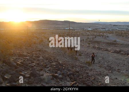 Les chasseurs de chevaux noirs entrants du 11ème Régiment de cavalerie blindée grimpent à flanc de montagne jusqu'à la zone de Blackhorse pendant leur entraînement au sabre ce matin sur la boucle extérieure à fort Irwin, en Californie, le 23 janvier 2020.Les roches de grande taille et le gravier meuble sont des dangers du terrain dont les troopers doivent rester prudents.(É.-U.Photo de l'armée par PV2 Sayvon Johnson) Banque D'Images