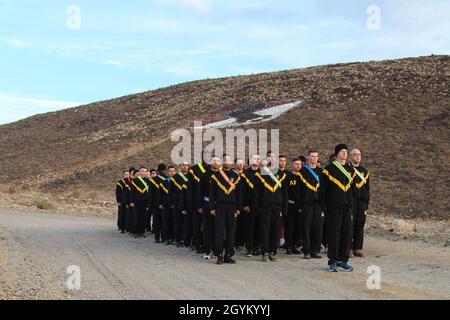 Les chasseurs de chevaux noirs entrants du 11e Régiment de cavalerie blindée continuent le long de la piste de course pendant leur entraînement au sabre ce matin sur la boucle extérieure à fort Irwin, en Californie, le 23 janvier 2020.Les troopistes ont pu se déclasser en uniformes confortables pendant la course.(É.-U.Photo de l'armée par PV2 Sayvon Johnson) Banque D'Images