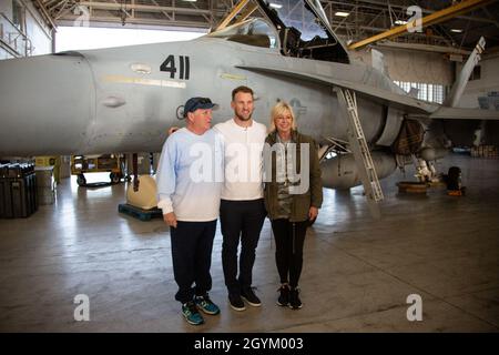 Le joueur professionnel de hockey sur glace Justin Abdelkader, un ailier gauche des ailes rouges de Detroit et capitaine d'équipe suppléant (au centre), pose avec ses parents, Josef Abdelkader (à gauche) et Sheryl Abdelkader (à droite) devant un F/A-18 au Marine Fighter Attack Squadron (VMFA) 323 sur la station aérienne Marine corps Miramar, en Californie, le 24 janvier 2020.Abdelkader a rendu visite à Marines avec la 3e Escadre d'avions marins pour exprimer sa reconnaissance pour leur service et rencontrer des fans de hockey de son état d'origine du Michigan.(É.-U.Photo du corps marin par Cpl.Mark A. Lowe II) Banque D'Images