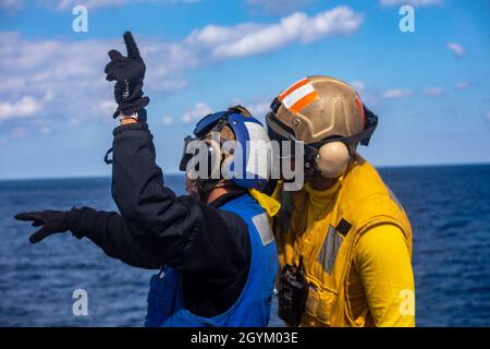 200124-N-GR168-1161 MER ROUGE (JANV24, 2020) Aviation Boatswain’s Mate (Handling) 3rd Class Lorenzo Moreno, à droite, instruit Aviation Boatswain’s Mate (Handling) 3rd Class Porsha Fitzpatrick, tous deux affectés au quai de transport amphibie USS New York (LPD 21)Sur la façon d’être un signaleur d’atterrissage inscrit (LSE) sur le pont de vol de New York pendant les opérations de vol.New York, une partie du Bataan Amphiobie Ready Group, et avec embarqué 26e unité expéditionnaire maritime (MEU), est déployé dans la zone de la 5e flotte des États-Unis d'opérations à l'appui des opérations navales pour assurer la stabilité maritime et sec Banque D'Images