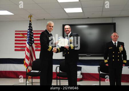 GREAT LAKES, Illinois (24 janvier 2020) Commandant sortant de surface Warfare Engineering Schoool Command Cmdr.Terrance Patterson reçoit une Médaille du service méritoire du capitaine Christopher Alexander, commandant des écoles de guerre de surface, lors d'une cérémonie de passation de commandement le 24 janvier.Patterson a été soulagé par Cmdr.Shawn Gibson à titre de commandant lors d'une cérémonie à laquelle ont assisté plusieurs centaines de visiteurs, d'invités et de membres du personnel distingués.(É.-U.Navy photo by Seaman Hunter Vandyken/Released) Banque D'Images