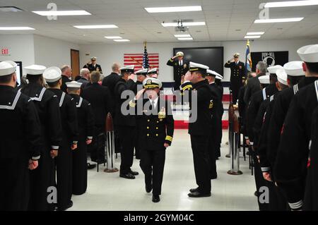 GREAT LAKES, Ill. (24 janvier 2020) Commandant de surface Warfare Engineering Schoool Command Cmdr.Shawn Gibson reçoit des salutes de la part des Sideboys à la suite de la cérémonie de passation de commandement le 24 janvier.Cmdr.Terrance Patterson a été soulagé par Gibson en tant que commandant lors d'une cérémonie à laquelle ont assisté plusieurs centaines de visiteurs distingués, des invités et du personnel, y compris le commandant du Commandement des écoles de guerre de surface, le capitaine Christopher Alexander.(É.-U.Navy photo by Seaman Hunter Vandyken/Released) Banque D'Images