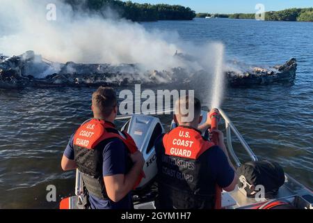 Les membres de l'équipage de la station de garde côtière de Saint-Pétersbourg réagissent à un incendie de bateau près du pont Gandy à Tampa, en Floride, le 25 janvier 2020.Les membres de l'équipage peuvent utiliser les pompes d'assèchement pour faire feu.(É.-U.Photo de la Garde côtière) Banque D'Images