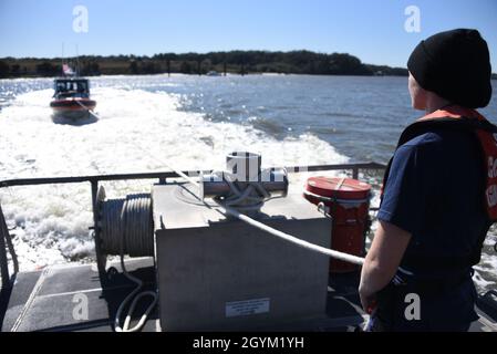 Petite officier de 3e classe Sarah Holt, membre d'équipage de la Garde côtière de Mayport, Floride, surveille la ligne de remorquage pendant l'entraînement à deux bateaux dans les eaux au large de Mayport, le 25 janvier 2020.La formation à deux bateaux permet au personnel de la station de maintenir ses compétences dans des domaines tels que le remorquage, l'assèchement des navires, la manœuvre des navires et le rétablissement de l'homme à la mer.Photo de la Garde côtière américaine par l'officier de Petty 2e classe Barry Bena Banque D'Images