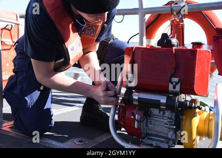 Maître de 3e classe Sarah Holt, membre d'équipage de la Garde côtière de Mayport, en Floride, prépare une pompe d'assèchement lors d'une formation à deux bateaux dans les eaux au large de Mayport, le 25 janvier 2020.La formation à deux bateaux permet au personnel de la station de maintenir ses compétences dans des domaines tels que le remorquage, l'assèchement des navires, la manœuvre des navires et le rétablissement de l'homme à la mer.Photo de la Garde côtière américaine par l'officier de Petty 2e classe Barry Bena Banque D'Images