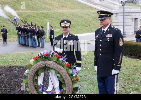 CANTON, Ohio – Un hommage au fusil par les réacteurs de la guerre civile rend hommage à la vie et au service de l'ancien président William McKinley en tant que brigadier général Cheryn Fasano, au centre, commandant du 310e Commandement du soutien expéditionnaire, et Sgt du Commandement.Le Maj. Keith Gwin, à droite, conseiller principal inscrit, 310ème ESC, se trouve à côté de la couronne qu'ils ont placée au nom de l'actuel président Donald J. Trump lors de la cérémonie du 25 janvier 2020, à Canton, Ohio, à la bibliothèque présidentielle et au musée McKinley.(É.-U.Photo de la réserve de l'armée par Zach Mott, 88e Bureau des affaires publiques de la Division de l'état de préparation) Banque D'Images