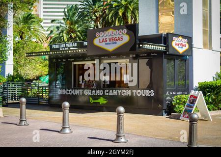 Las Vegas, NV, États-Unis – 8 juin 2021 : stand de billets pour le Grand Canyon en hélicoptère sur le Strip de Las Vegas, Nevada. Banque D'Images