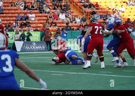 Mosese Fifita, cadet de l'Académie de la Force aérienne, enregistre un troisième sac de duvet, aidant son équipe à gagner à 23-7 au Hula Bowl, Honolulu, HI, le 26 janvier 2020.Le Hula Bowl est un jeu de football universitaire qui a été joué à Hawaï de 1947 à 2008, et retourné en 2020. Banque D'Images