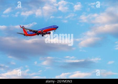 Santa Ana, CA, États-Unis – 12 août 2021 : un Boeing 7373 de Southwest Airlines arrive pour un atterrissage à l'aéroport John Wayne dans le comté d'Orange, en Californie Banque D'Images