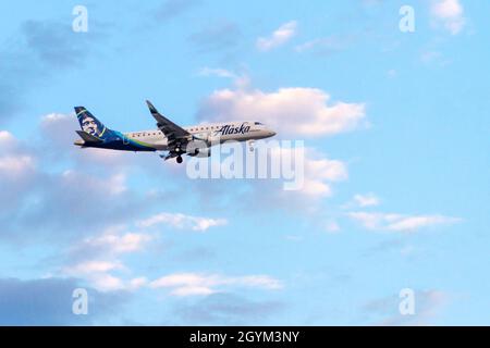 Santa Ana, CA, États-Unis – 12 août 2021 : un avion d'Alaska Airlines arrive pour atterrir à l'aéroport John Wayne dans le comté d'Orange, en Californie. Banque D'Images