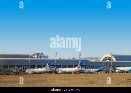 Santa Ana, CA, États-Unis – 12 août 2021 : avions United et Alaska Airlines garés à un terminal à l'aéroport John Wayne du comté d'Orange, en Californie Banque D'Images