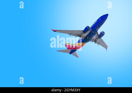 Santa Ana, CA, États-Unis – 12 août 2021 : décollage d'un avion de Southwest Airlines de l'aéroport John Wayne dans le comté d'Orange, en Californie. Banque D'Images