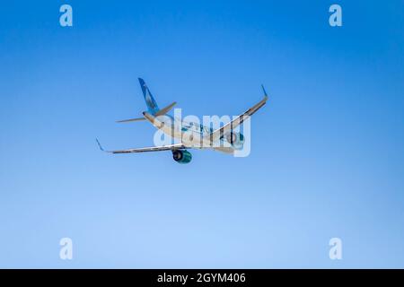 Santa Ana, CA, États-Unis – 12 août 2021 : un avion Frontier Airlines part de l'aéroport John Wayne dans la ville de Santa Ana, dans le comté d'Orange, Banque D'Images