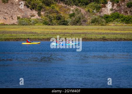 Newport Beach, CA, États-Unis – 12 août 2021 : kayakistes à Upper Newport Bay, situé à Newport Beach, Californie. Banque D'Images