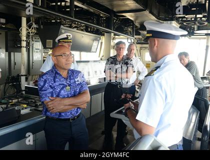 L'honorable Ron Mark, ministre néo-zélandais de la Défense, parle avec des membres de l'équipage du Cutter Kimball de la Garde côtière (WMSL 756) sur le pont du Cutter à Honolulu, le 27 janvier 2020.Mark faisait partie d'une délégation du ministère de la Défense à Hawaï.(É.-U.Photo de la Garde côtière par Petty Officer 3e classe Matthew West/libéré) Banque D'Images