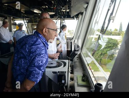 L'honorable Ron Mark, ministre de la Défense de la Nouvelle-Zélande, regarde le pont du Cutter Kimball (WMSL 756) de la Garde côtière à la base Honolulu, le 27 janvier 2020.Mark faisait partie d'une délégation du ministère de la Défense en visite à Hawaï.(É.-U.Photo de la Garde côtière par Petty Officer 3e classe Matthew West/libéré) Banque D'Images