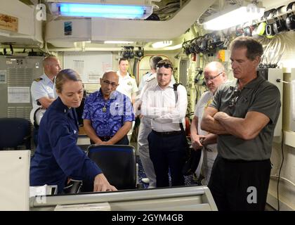 L'honorable Ron Mark, ministre de la Défense de la Nouvelle-Zélande, et Scott Brown, ambassadeur des États-Unis en Nouvelle-Zélande, ont fait une visite du Cutter Kimball de la Garde côtière (WMSL 756) à la base de la Garde côtière d'Honolulu, le 27 janvier 2020.Cette visite faisait partie de la visite d'une délégation du ministère de la Défense de la Nouvelle-Zélande à Hawaï.(É.-U.Photo de la Garde côtière par Petty Officer 3e classe Matthew West/libéré) Banque D'Images