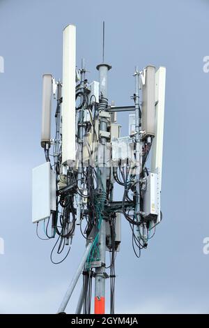 Gros plan de la section équipement du poteau d'antenne de communication sans fil, du poteau d'antenne de mât de téléphone mobile sur le dessus du bâtiment en ruine Banque D'Images