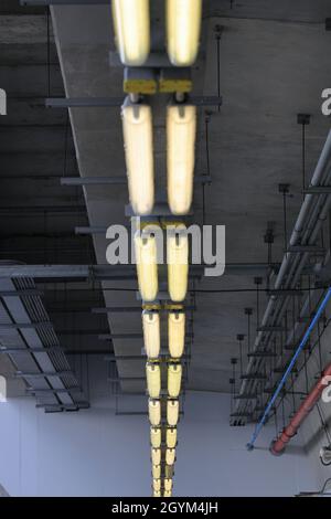 Plafond moderne avec lampe blanche.Beaucoup de lampes dans les rangées sur le plafond, beaucoup de lampes brillant. Banque D'Images