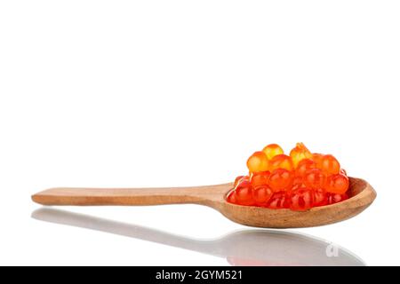 Caviar de saumon kéta rouge légèrement salé avec une cuillère en bois, gros plan, isolé sur blanc. Banque D'Images