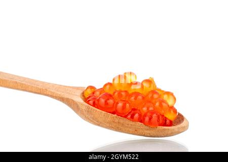 Caviar de saumon kéta rouge légèrement salé avec une cuillère en bois, gros plan, isolé sur blanc. Banque D'Images