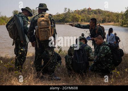 Les membres du service des Forces armées royales thaïlandaises effectuent des enquêtes non techniques dans la zone d'entraînement de Jarumanee, province de Ratchaburi, Royaume de Thaïlande, le 27 janvier 2020.Ces enquêtes consistent à interroger les sections locales et à recueillir de l'information sur les zones potentiellement minées.Les ingénieurs de combat du corps des Marines des États-Unis et le Corpsman de la Marine américaine, avec le 9e Bataillon de soutien des ingénieurs, 3e Groupe de logistique des Marines, ont travaillé aux côtés des démineurs thaïlandais avec le Thailand Mine action Centre, l'autorité nationale pour les opérations de déminage,Et un commandement conjoint des Forces armées royales thaïlandaises pour instruire les étudiants militaires sur la tactique, techn Banque D'Images