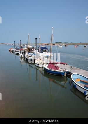 Des bateaux amarrés sur un ponton flottant à Wells, à côté de la mer, sur la côte héritage du Norfolk Nord, à Norfolk, en Angleterre, au Royaume-Uni Banque D'Images