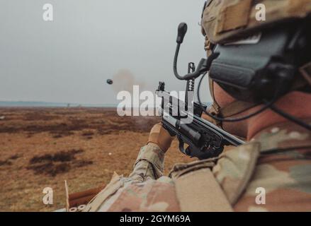 Un soldat de l'armée américaine, affecté à la troupe de foudre du 3e Escadron du 2e Régiment de cavalerie, mène une formation de qualification de lanceur de grenade M320 à l'appui du groupement tactique de présence avancée renforcée de l'OTAN, Pologne, à Bemowo Piskie, en Pologne, le 28 janvier 2020.La présence avancée renforcée de l’OTAN se compose de quatre groupes de combat de la taille d’un bataillon déployés sur une base rotative persistante en Estonie, en Lettonie, en Lituanie et en Pologne pour démontrer la détermination et la capacité de l’alliance à agir comme un seul en réponse à toute agression contre ses membres.(É.-U.Photo de l'armée par le Sgt.Timothy Hamlin) Banque D'Images