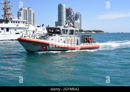 Un équipage de 45 pieds Response Boat-Medium de la Garde côtière de Miami Beach est en cours à Miami, en Floride, le 28 janvier 2020. Une zone de sécurité a été mise en place dans la baie Biscayne en vue de la circulation du Super Bowl. Photo De La Garde Côtière Par Petty Officer 3ème Classe Brandon Murray. Banque D'Images