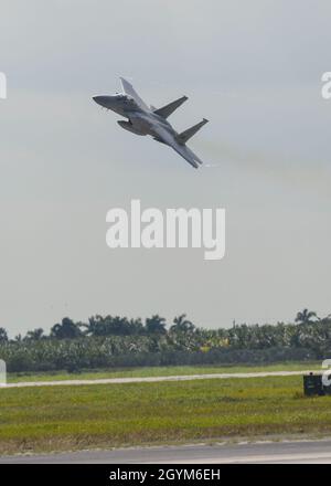 Homestead ARB, Floride, (28 janvier 2020)-le correspondant de Fox News, Phil Keating, a volé dans un aigle F-15 pendant un vol d'entraînement pour avoir un aperçu de première main des mesures du Commandement de la défense aérospatiale de l'Amérique du Nord (NORAD) pour aider à défendre les cieux pendant le Super Bowl LIV.Le NORAD, la région continentale des États-Unis du NORAD (CONR) et les partenaires inter-agences feront respecter le Super Bowl dimanche les restrictions de vol temporaires de l'Administration fédérale de l'aviation sur le stade Hard Rock de Miami.(Photo de la Garde nationale aérienne par le Sgt.Regina Young) Banque D'Images