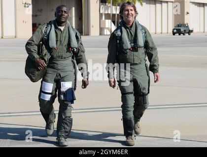 Homestead ARB, Floride, (28 janvier 2020)-le correspondant de Fox News, Phil Keating, a volé dans un aigle F-15 pendant un vol d'entraînement pour avoir un aperçu de première main des mesures du Commandement de la défense aérospatiale de l'Amérique du Nord (NORAD) pour aider à défendre les cieux pendant le Super Bowl LIV.Le NORAD, la région continentale des États-Unis du NORAD (CONR) et les partenaires inter-agences feront respecter le Super Bowl dimanche les restrictions de vol temporaires de l'Administration fédérale de l'aviation sur le stade Hard Rock de Miami.(Photo de la Garde nationale aérienne par le Sgt.Regina Young) Banque D'Images