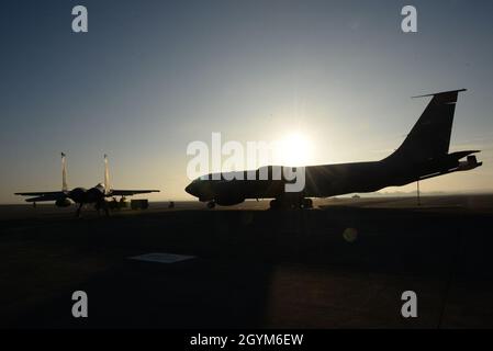 Homestead ARB, FLA (28 janvier 2020)—NORAD, la région continentale des États-Unis du NORAD, les unités de la Garde nationale aérienne de la Floride et du Tennessee (125ème Escadre Fighter, détachement 1 et 134ème Escadre de Ravitaillement en air respectivement) aux côtés des partenaires interagences (Ministère de la sécurité intérieure, Administration fédérale de l'aviation, patrouille aérienne civile et douanes et protection des frontières) Participez à la Journée des médias Super Bowl LIV Air Defender à la base De La Réserve aérienne Homestead, Floride (photo de la Garde nationale aérienne par le Sgt principal. Regina Young) Banque D'Images