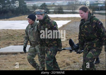 Des soldats affectés à l'unité néerlandaise Koninklijke Landmacht ont travaillé avec des soldats affectés à la 3e Brigade aérienne de Calvary, 3e Division d'infanterie, lors d'une formation d'évacuation médicale, à la zone d'entraînement de Hohenfels, en Allemagne, le 28 janvier 2020.Cette formation sur l'interopérabilité fait partie de la solution combinée XIIICombined Resolve XIII est un exercice multinational d'opération terrestre unifiée dirigé par le département de l'Armée de terre avec la Brigade de la Force alignée régionale des États-Unis pour soutenir les objectifs du Commandement européen (EUCOM).Le but de l'exercice est de préparer la 2e équipe de combat de la Brigade blindée, 1er Calva Banque D'Images