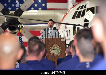 Chad Wolf, secrétaire intérimaire de DHS, s'adresse aux membres de la station aérienne de la Garde côtière de Clearwater, à Clearwater, en Floride, le mardi 28 janvier 2020.Wolf et ADM.Karl Schultz, commandant de la Garde côtière, a remis des prix aux premiers intervenants de l'ouragan Dorian.Photo de David Micallef, officier de 2e classe Banque D'Images